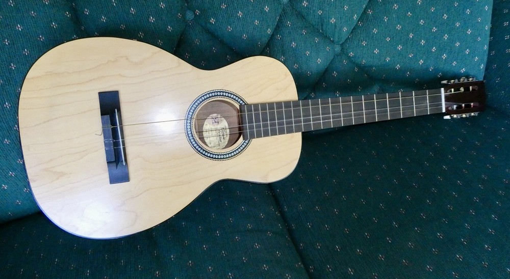 Harmony Classical Guitar - Model 762H910 - c. 1962 - original case.
