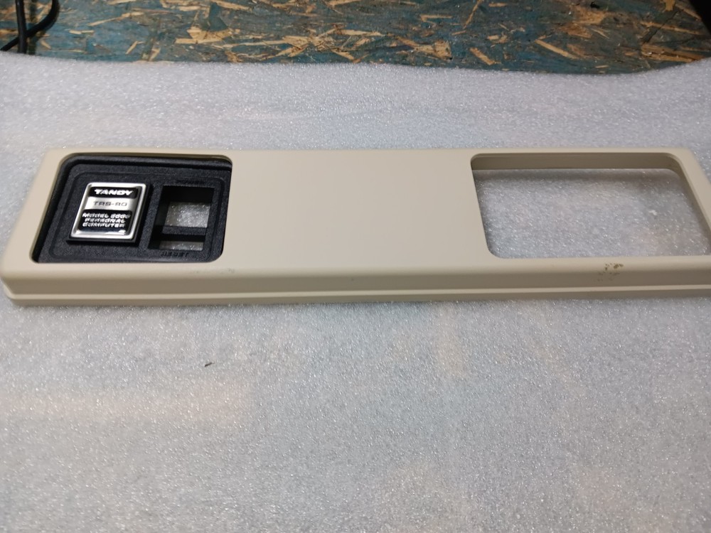 TANDY TRS-80 MODEL 2000 EXACT BROKEN POST/LABEL -EMPTY FRONT PANEL-CLEAN-SEE ALL