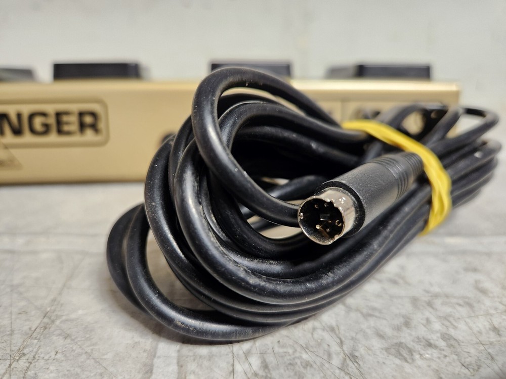 BEHRINGER FS114 Foot Pedal Switch Gold Controller