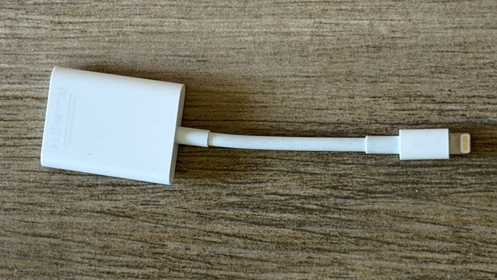 Apple Lightning to SD Card Camera Reader A1595 MJYT2AM/A