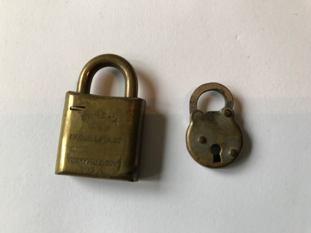 VINTAGE SMALL EUREKA EAGLE LOCK CO BRASS LOCK PADLOCK FLAT LOCK NO KEYS