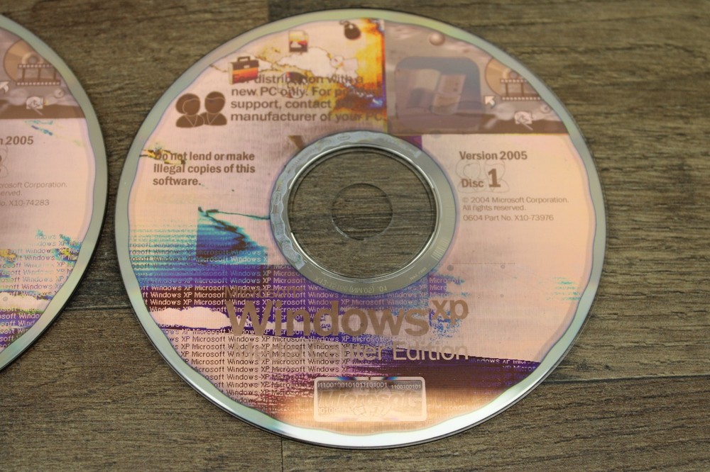 MICROSOFT WINDOWS XP MEDIA CENTER 2005 EDITION IN PLASTIC CONTAINER WITH KEY