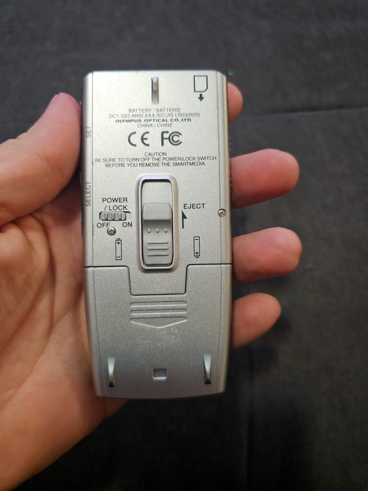 Olympus DS-2000 Handheld Digital Voice Recorder DS2000 w/ memory card. WORKING
