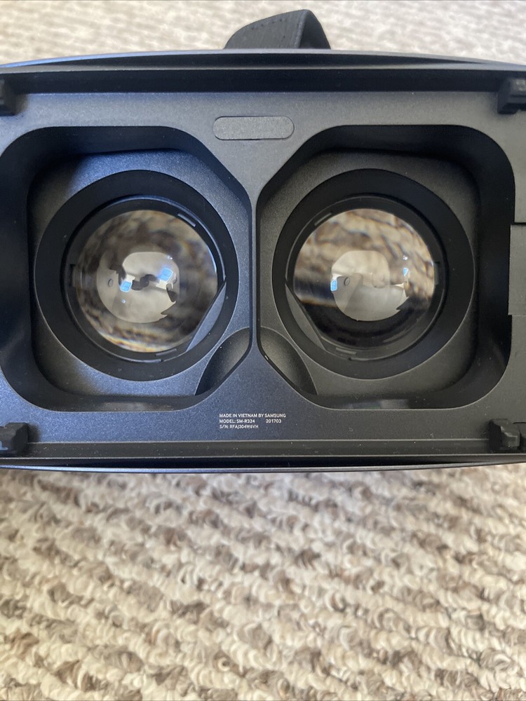 Samsung SMR324 Gear VR with Controller - Black