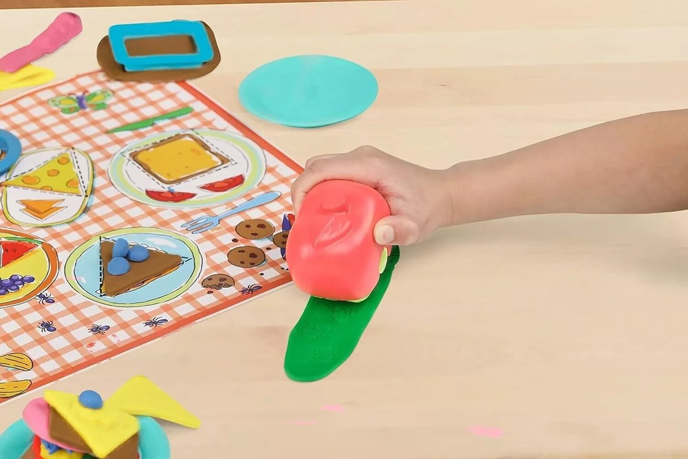Play-Doh Picnic Shapes Starter Set – 12 Tools & 6 Cans