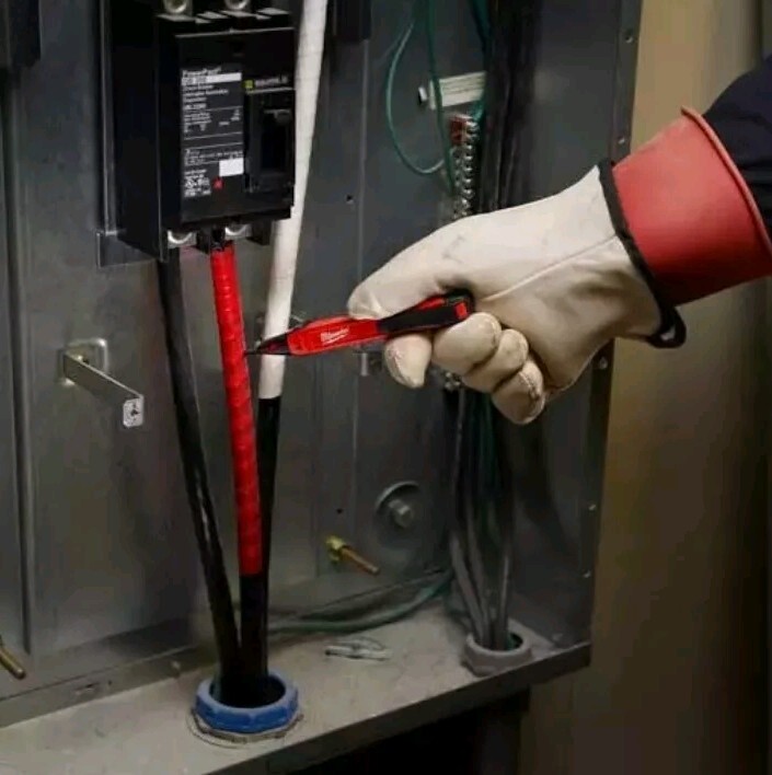 Milwaukee 2202-20 Work Light Voltage Detector Tested Working Good Clean