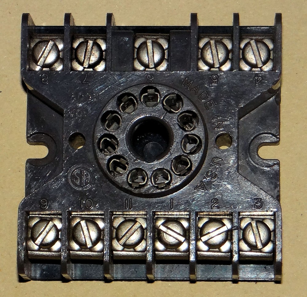 IDEC SR3P-06 10 AMP 11 PIN