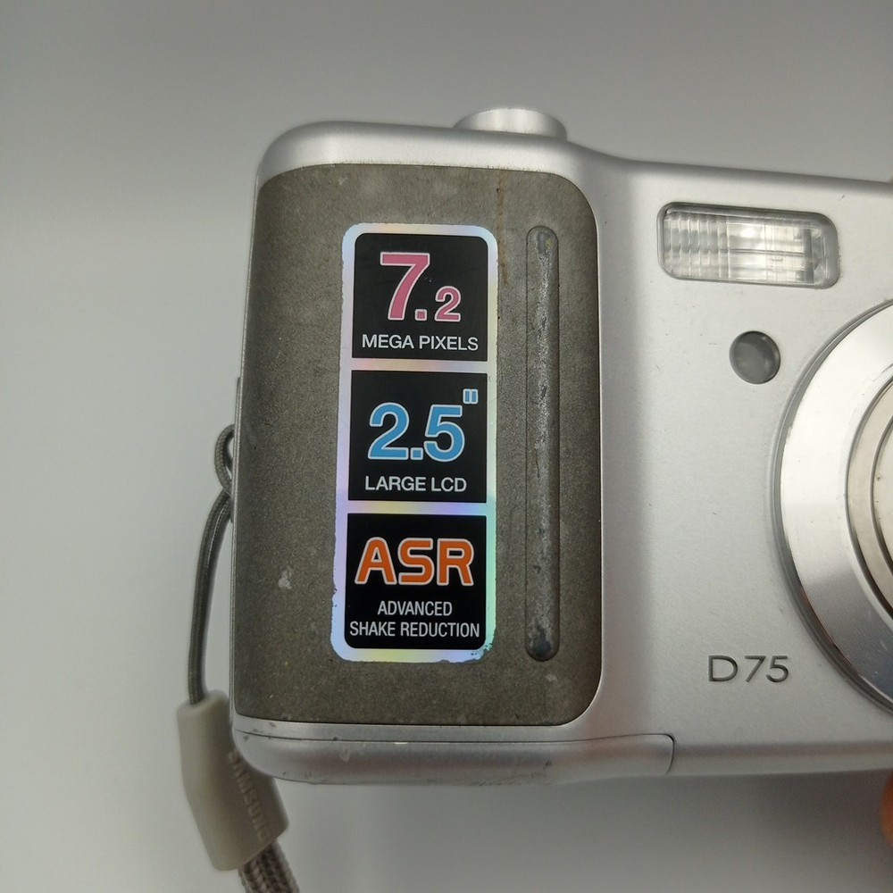 Samsung Digimax D75 7.2MP Compact Digital Camera Silver - Powers Off Randomly