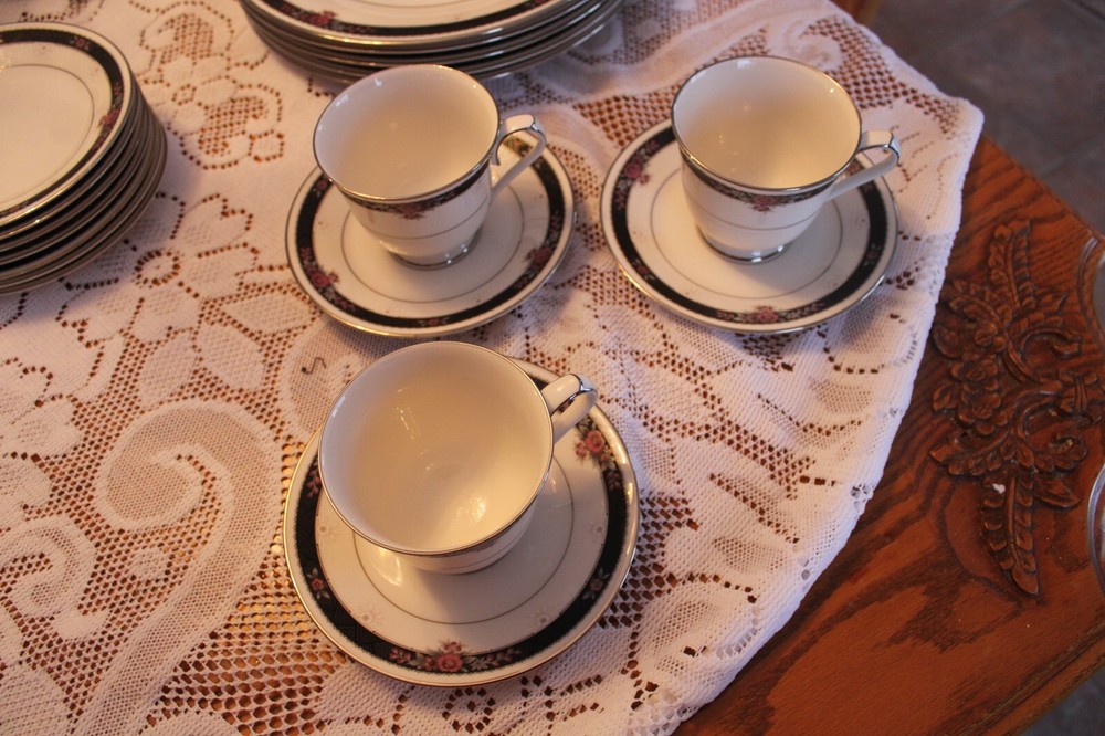 Noritake Ivory China Vintage Pattern 7260 Etienne 30 Piece Dinnerware Grouping