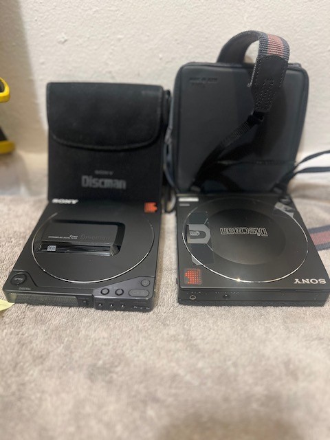 2 Different Sony DISCMAN - D10 bp100 & Sony D25 Discman