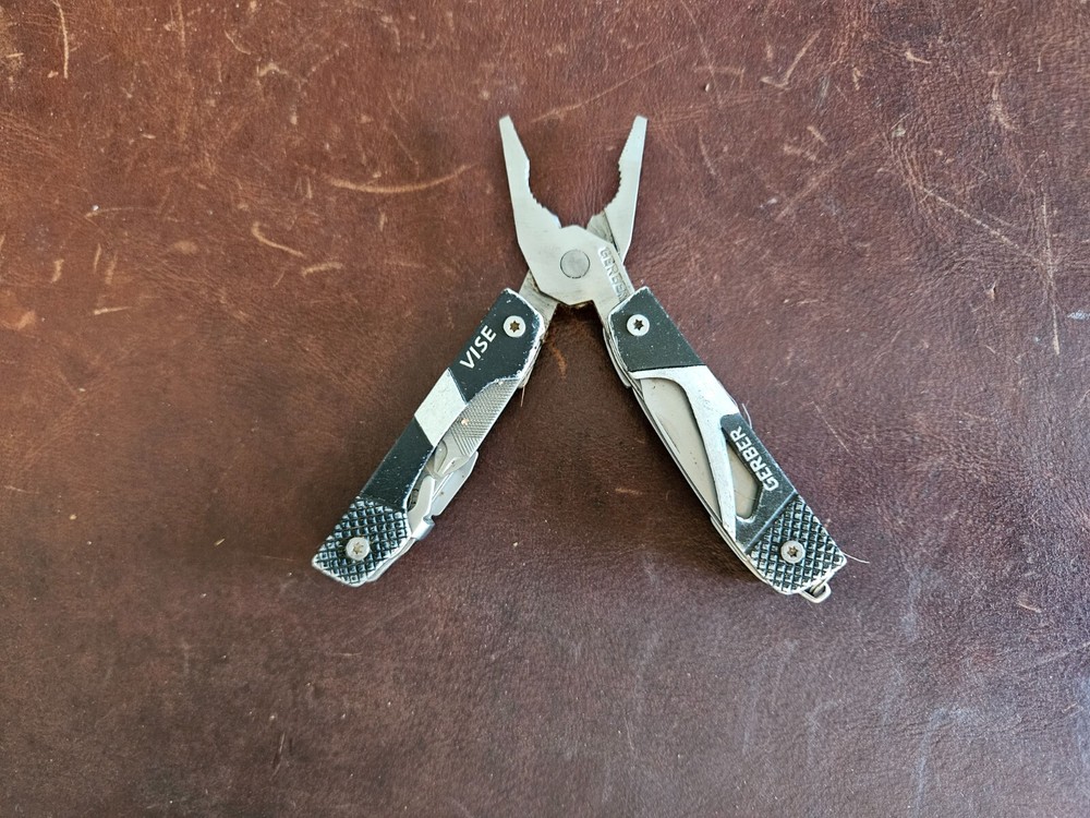 One Gerber Vise / Splice Keychain multitool TSA