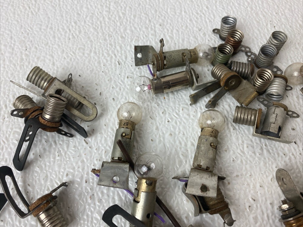 40 ASSORTED VINTAGE DASH PILOT INDICATOR LIGHT HOUSING MODEL RAILROAD