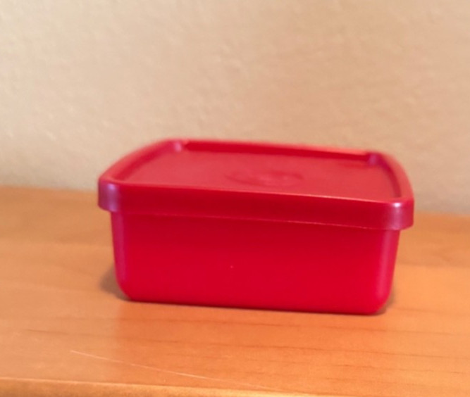 Tupperware Mini Square A Way ~ Square round Red