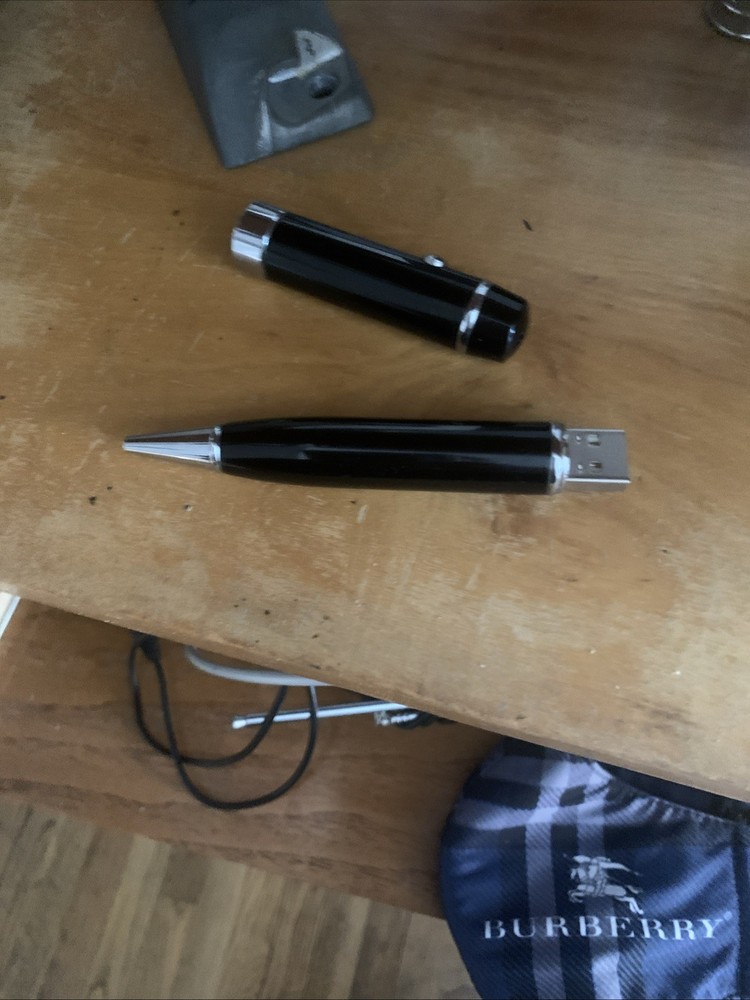 USB Pen With Láser Pointer And Flashlight. NEEDS USB and Battery. Writes Well.