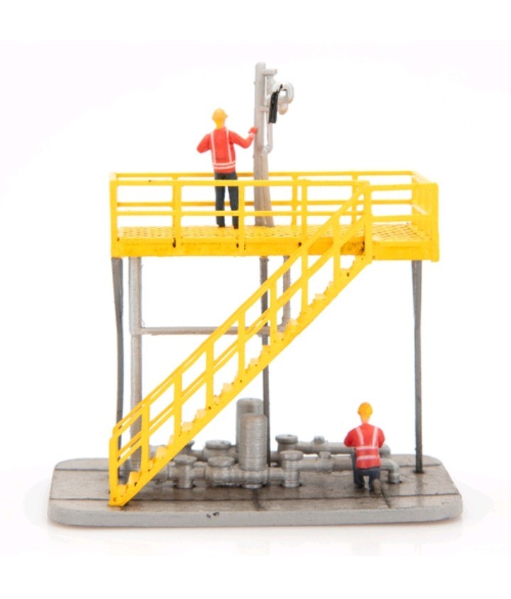 HO Scale Tank Car Loading Platform w/Figures - NEW