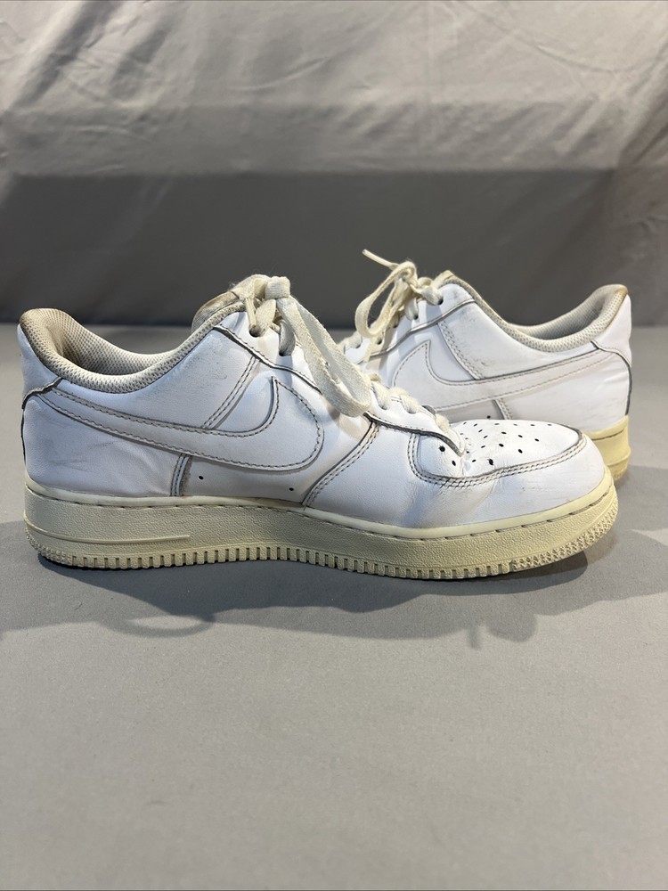 Men’s Size 9.5 Nike Air Force 1. White