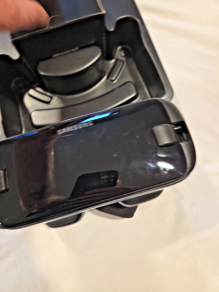 SAMSUNG Gear VR with Controller Open Box