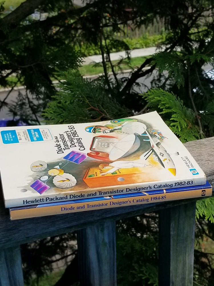 2 VINTAGE ELECTRONICS BOOKS HEWLITT PACKARD DIODE TRANSISTOR CATALOG 1982 , '84