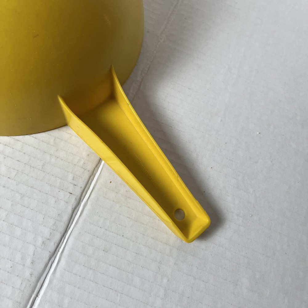 Vintage TUPPERWARE 2 Quart Yellow Colander Strainer Handle #1523 MCM Kitchenware