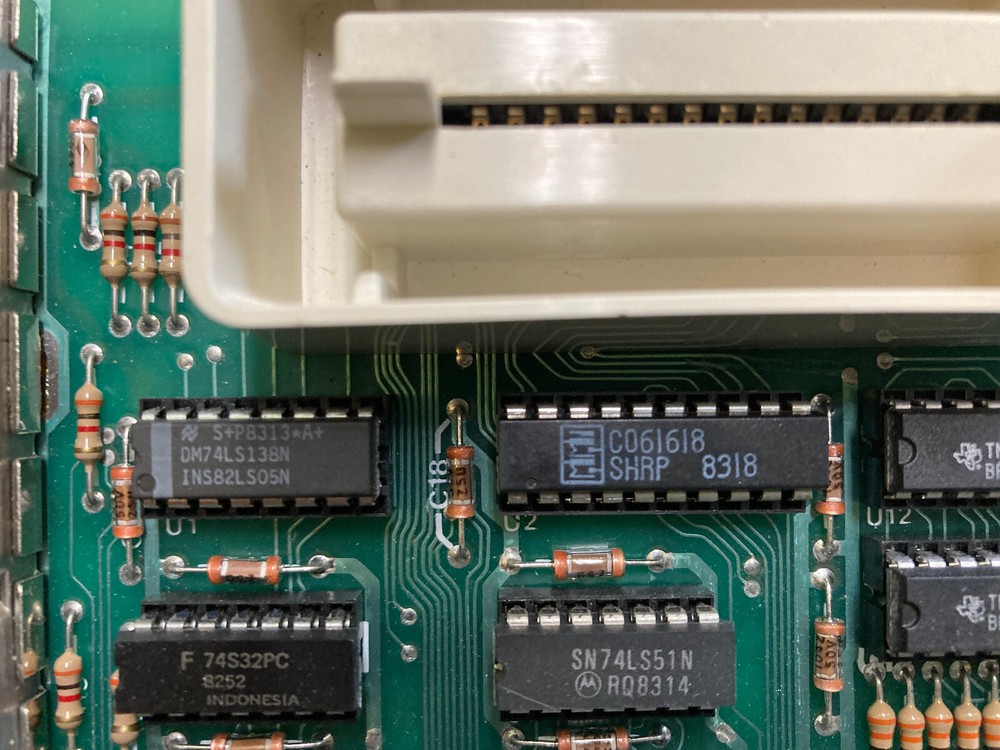 Top and bottom case Atari 600XL Removed from computer