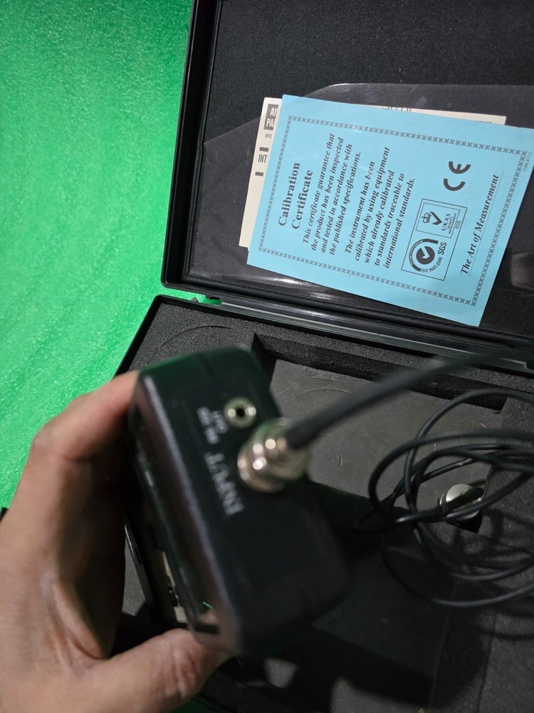 Lutron VB-8200 Vibration Meter with Sensor & Case – Used