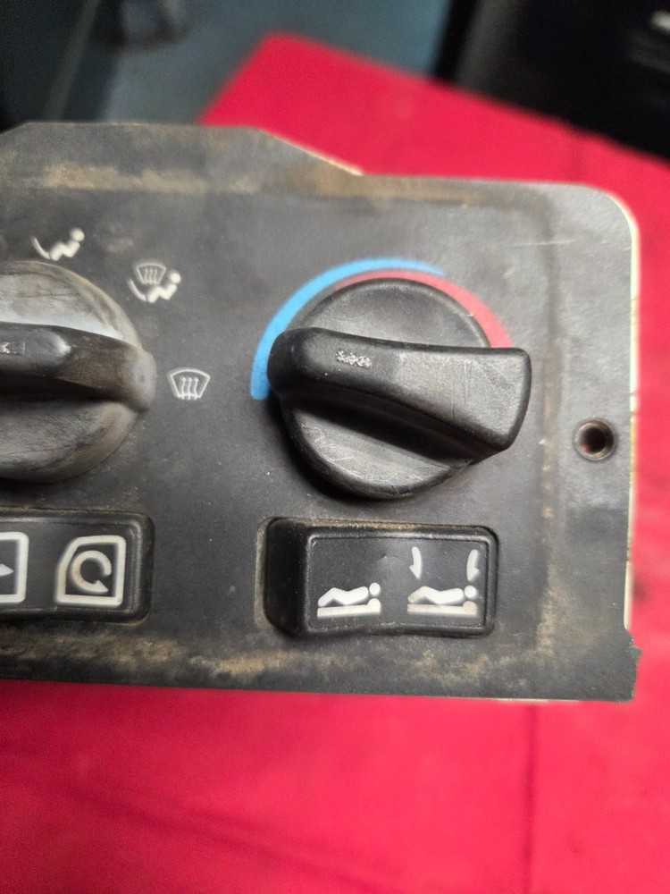 BERGSTROM TEMPERATURE CONTROL SWITCH, PANEL, KNOBS, HEATER, HVAC 18 05002 001