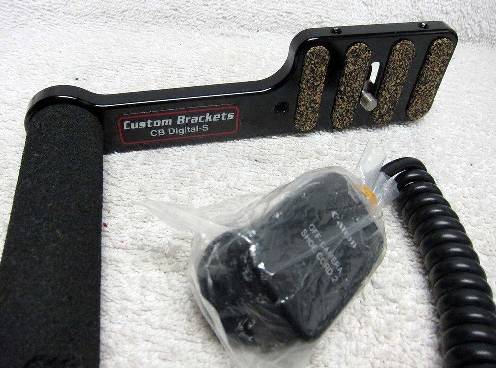 Canon Speedlite 580EX EOS Electronic FLASH w/Case + Custom BRACKET & Synch Cord