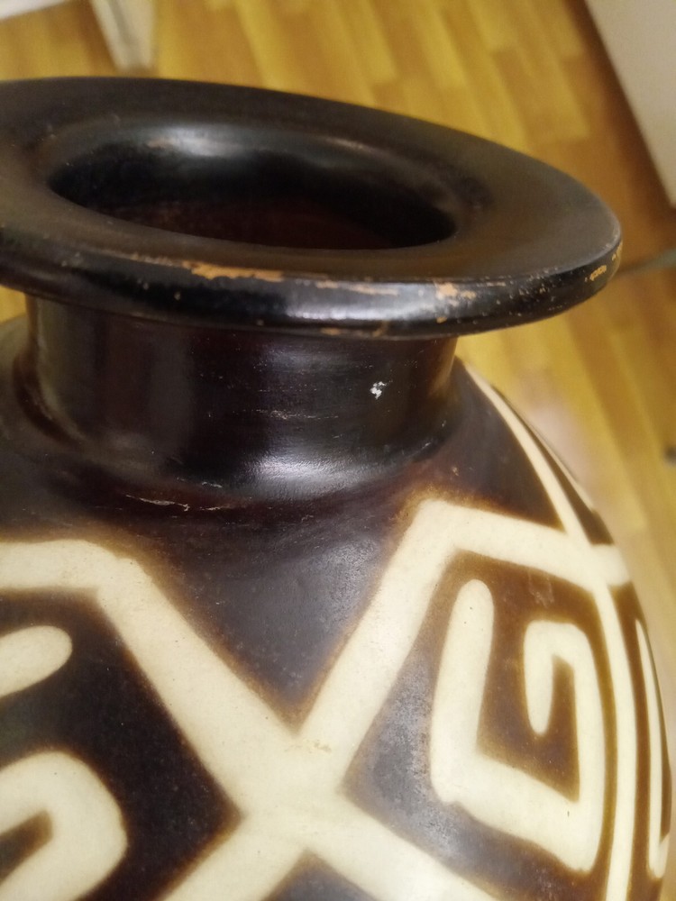 Vtg Chulucanas Peru Pottery Vase, 10" H,signed.