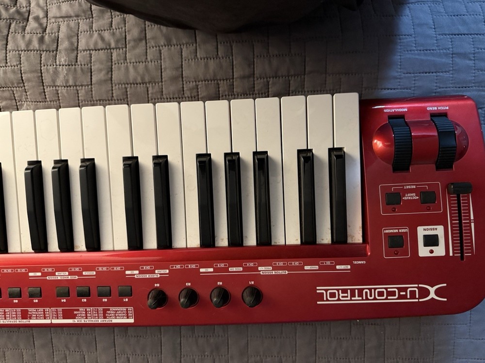 Behringer UMX490 Midi Controller Keyboard