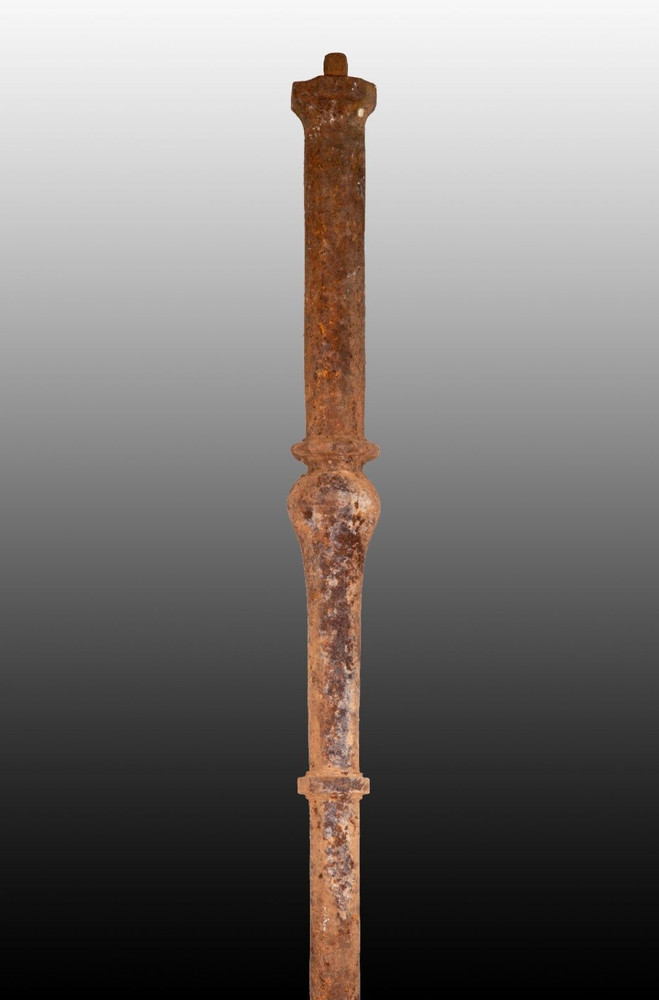 Four columns. Iron. 17th century