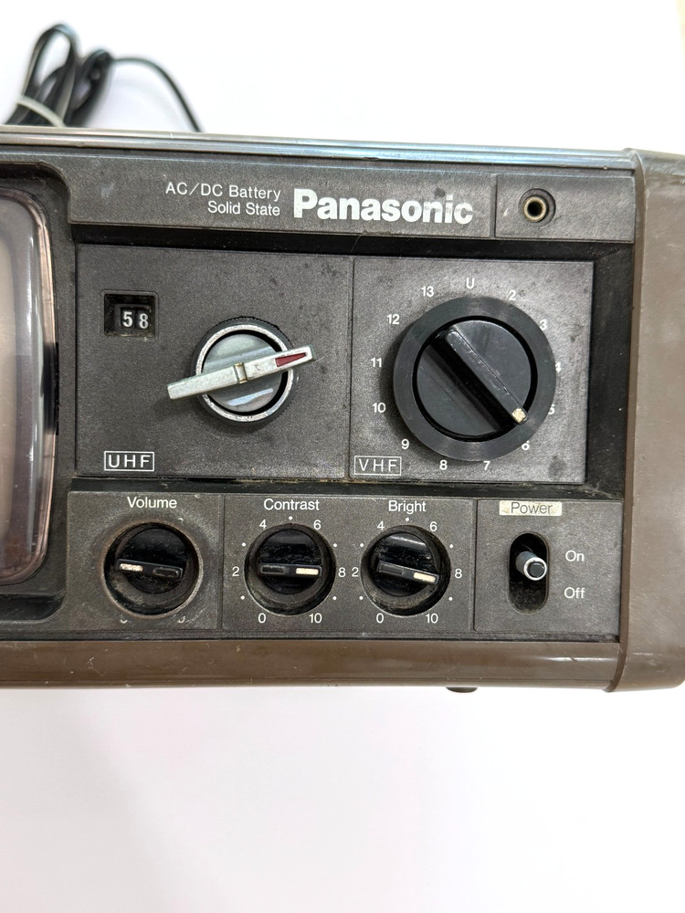 VINTAGE PANASONIC SOLID STATE PORTABLE TELEVISION TR-525