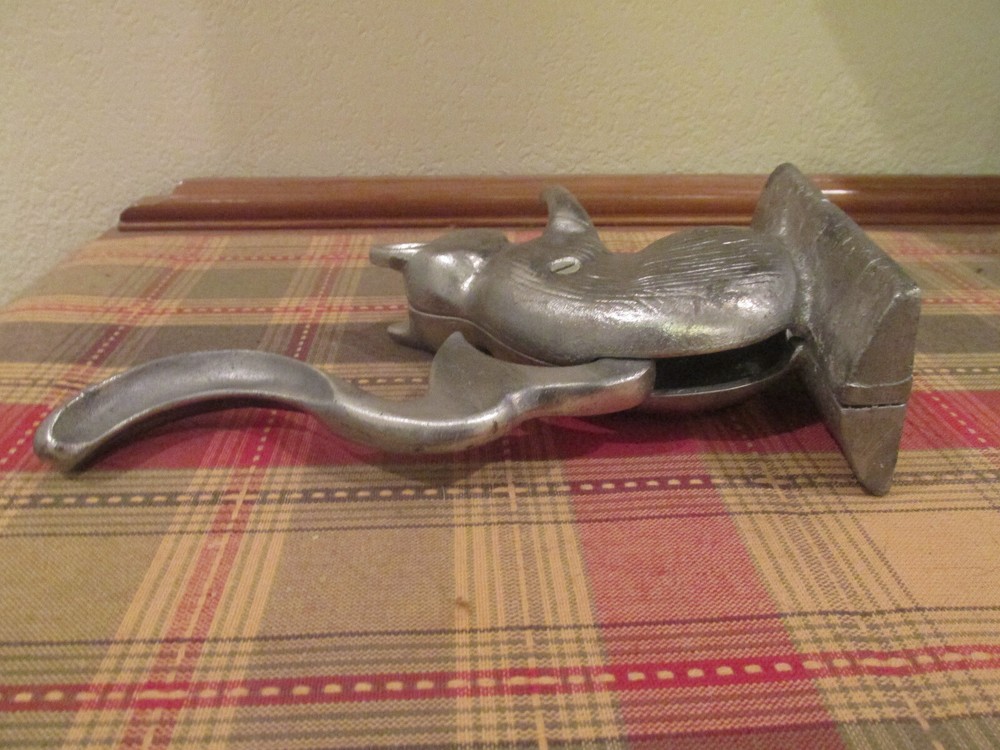 NUT CRACKER DAVY CRACKIT SILVER CAST METAL SQUIRREL TAIL LEVER OPENS MOUTH