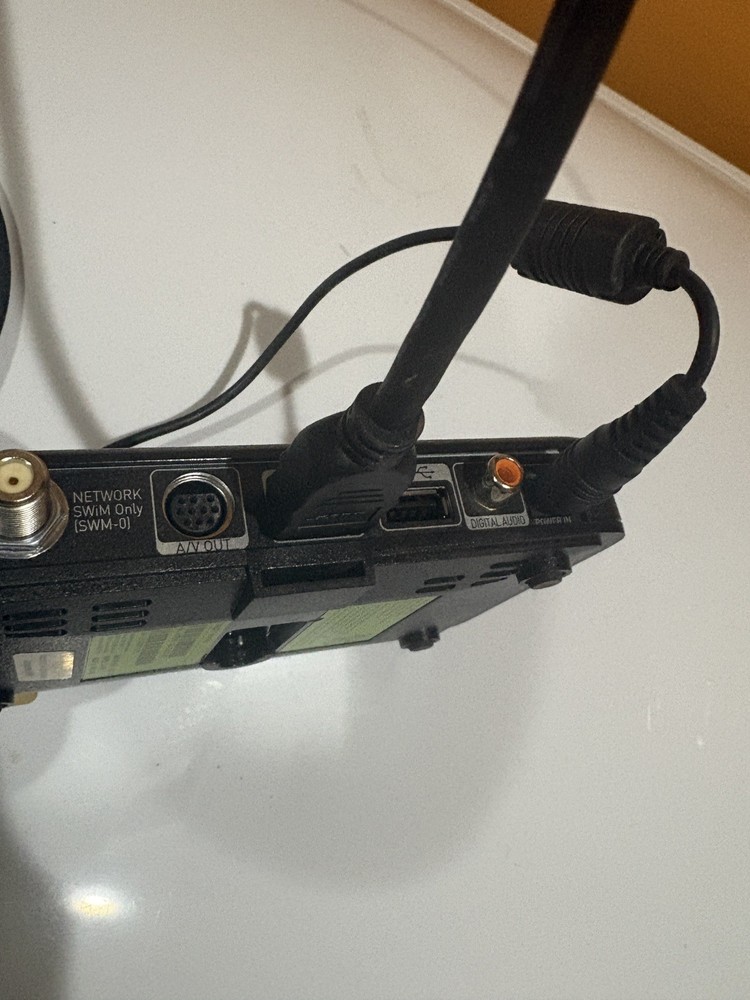 DIRECTV Genie Mini Wireless with AC Adapter C61 - 500 Powers on