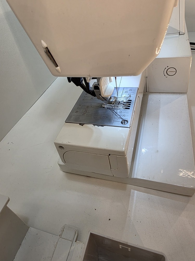 Singer Quantum L-500 Computerized Sewing Machine – Tested & Working LCD Display