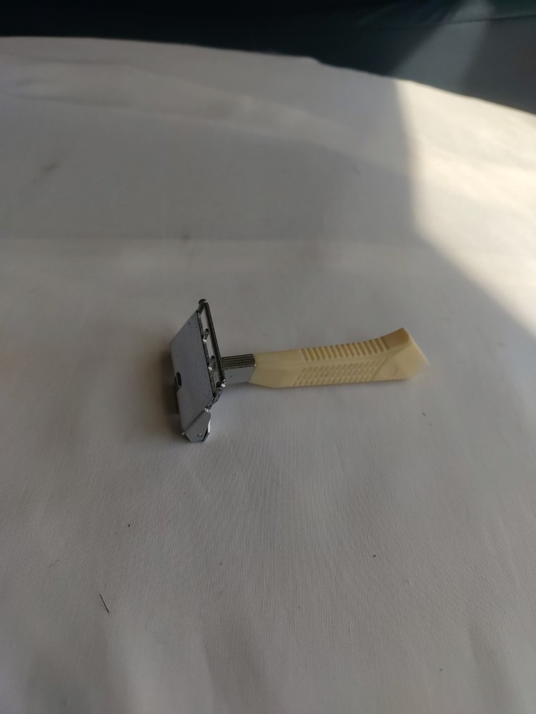 Gem Featherweight White Handle Silver Tone SE Safety Razor