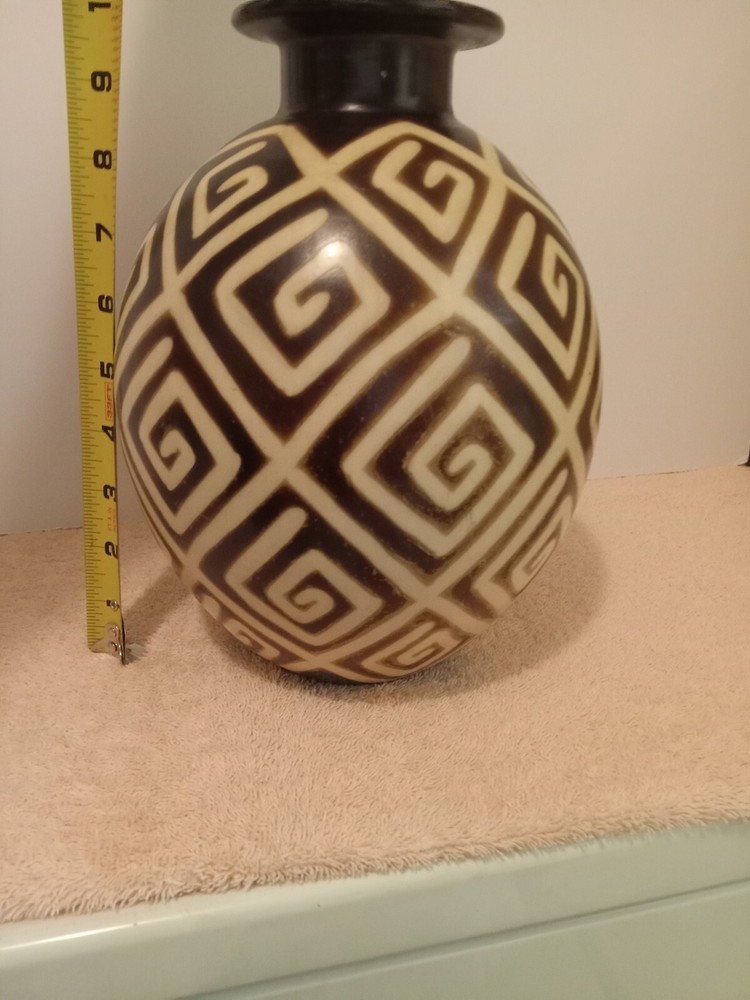 Vtg Chulucanas Peru Pottery Vase, 10" H,signed.
