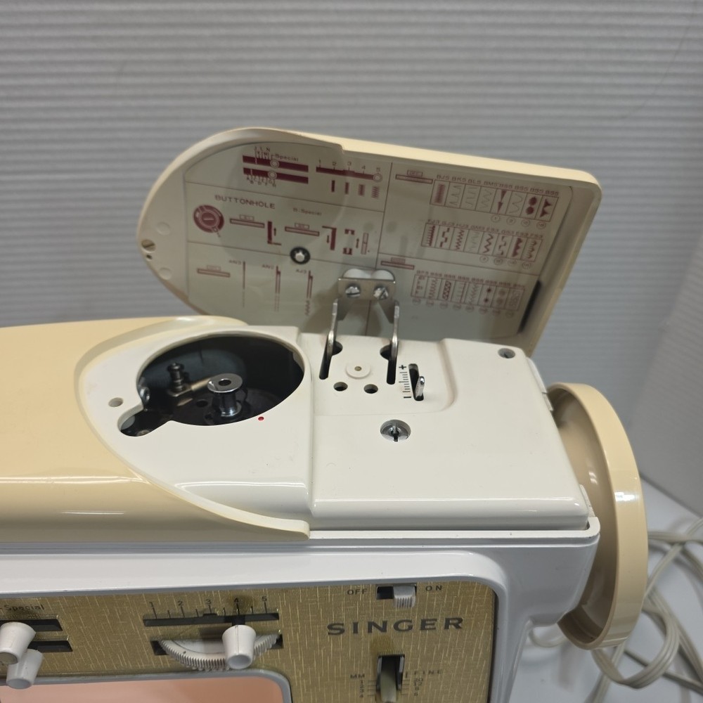 Singer Sewing Machine Magic Bobbin Deluxe Zigzag Case Greist Buttonholer Attach