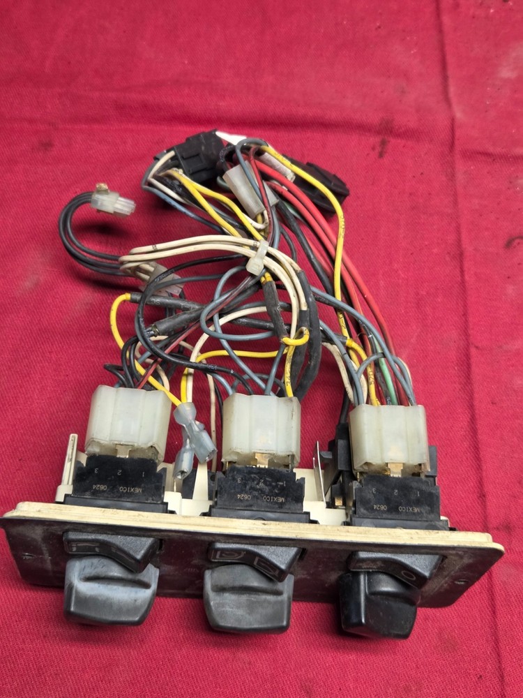 BERGSTROM TEMPERATURE CONTROL SWITCH, PANEL, KNOBS, HEATER, HVAC 18 05002 001