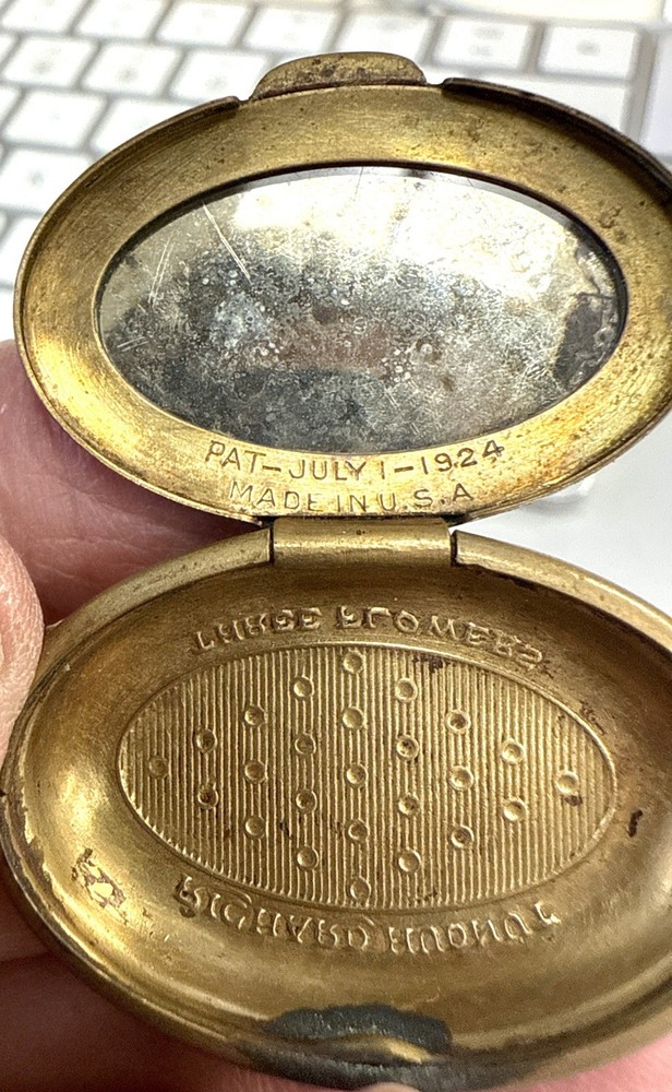 Antique 1924 Richard Hudnut “Three Flowers” Solid Perfume Compact • Brass Oval