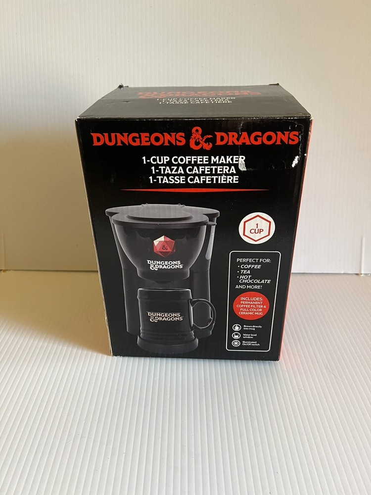 Uncanny Brands Dungeons & Dragons Single Cup Coffee Maker with Mug