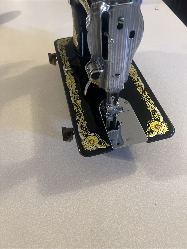 1929 Vintage Singer Sewing Machine With Spinx Decal