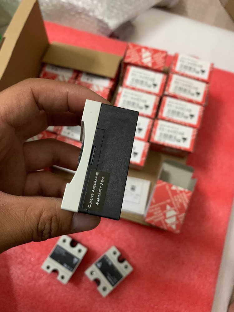 1PCS NEW RS1A48D40 Solid state relay