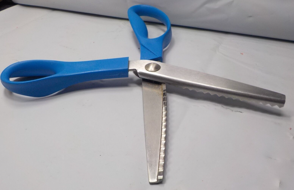 Vintage Large / Heavy Duty 9" Pinking Shears blue sharp