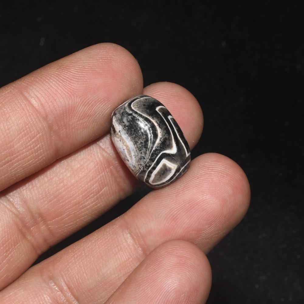 Ancient Old Banded Agate Stone Dzi Bead with Rare Pattern in good Condition