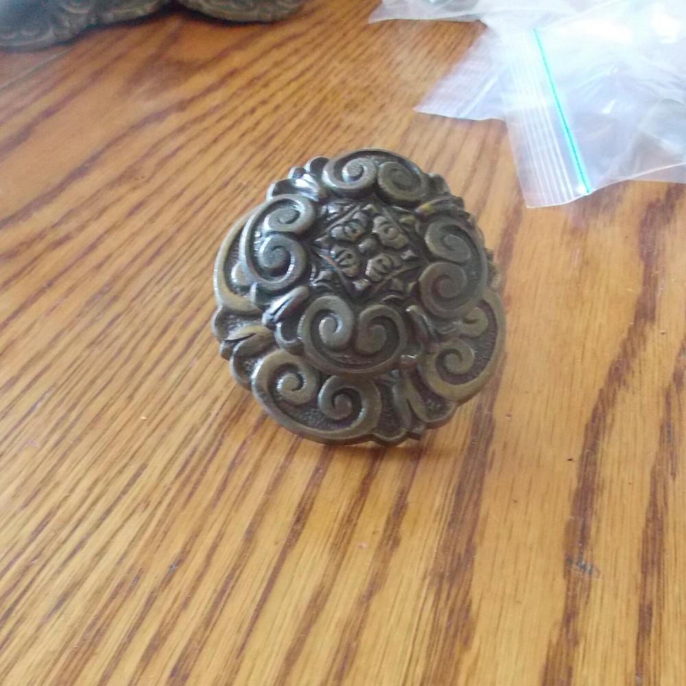 Round Vintage Flower Furniture Pull / (1 pull)  Drawer Handle