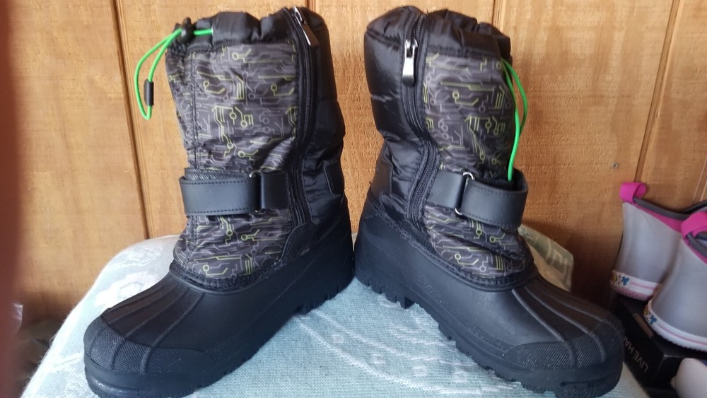 Boys Snow Boots Size 3 Dream Pairs, Black EUC