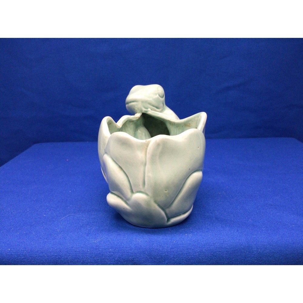 Vintage Ceramic Small Frog with lily Planter 9241