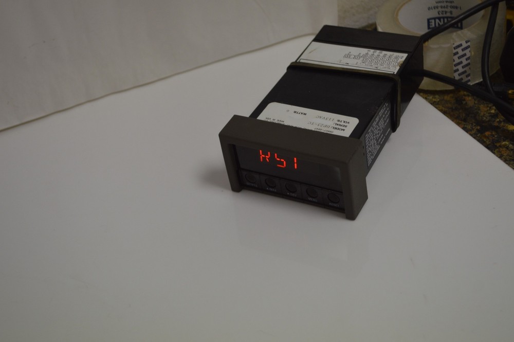 OMEGA PROGRAMMABLE DIGITAL THERMOCOUPLE METER. DP25-TC (UFY96)