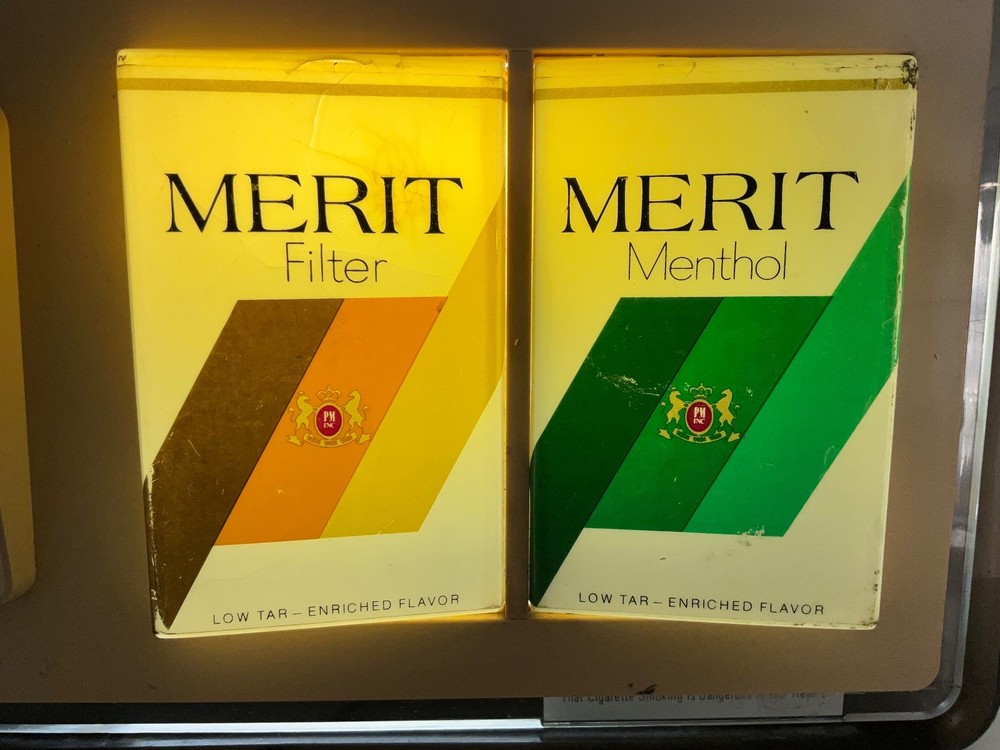 VINTAGE MERIT CIGARETTE LIGHT UP ADVERTISING CLOCK SIGN. WORKS