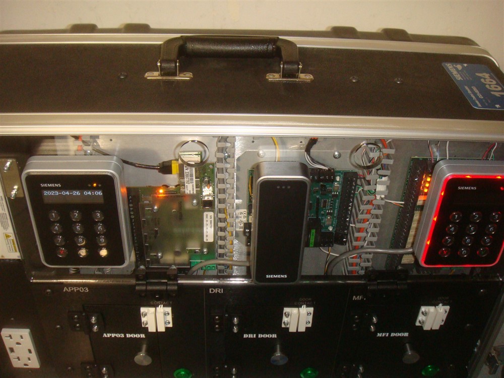 SIEMENS ACCESS CONTROL SIMULATOR/DISPLAY CASE WITH AR20M-MF & AR40S-MF READERS